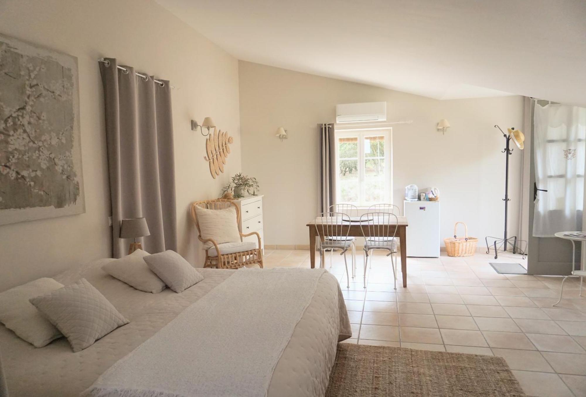 Hotel La Ferme Les Eybrachas Réauville Habitación foto